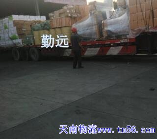 回程車在貨運(yùn)市場(chǎng)裝貨