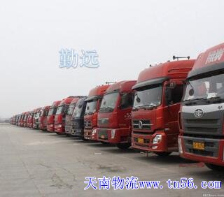 回程車在貨運(yùn)停車場(chǎng)等待裝貨