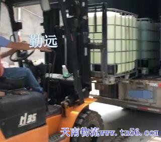 13米貨車(chē)正在裝噸桶